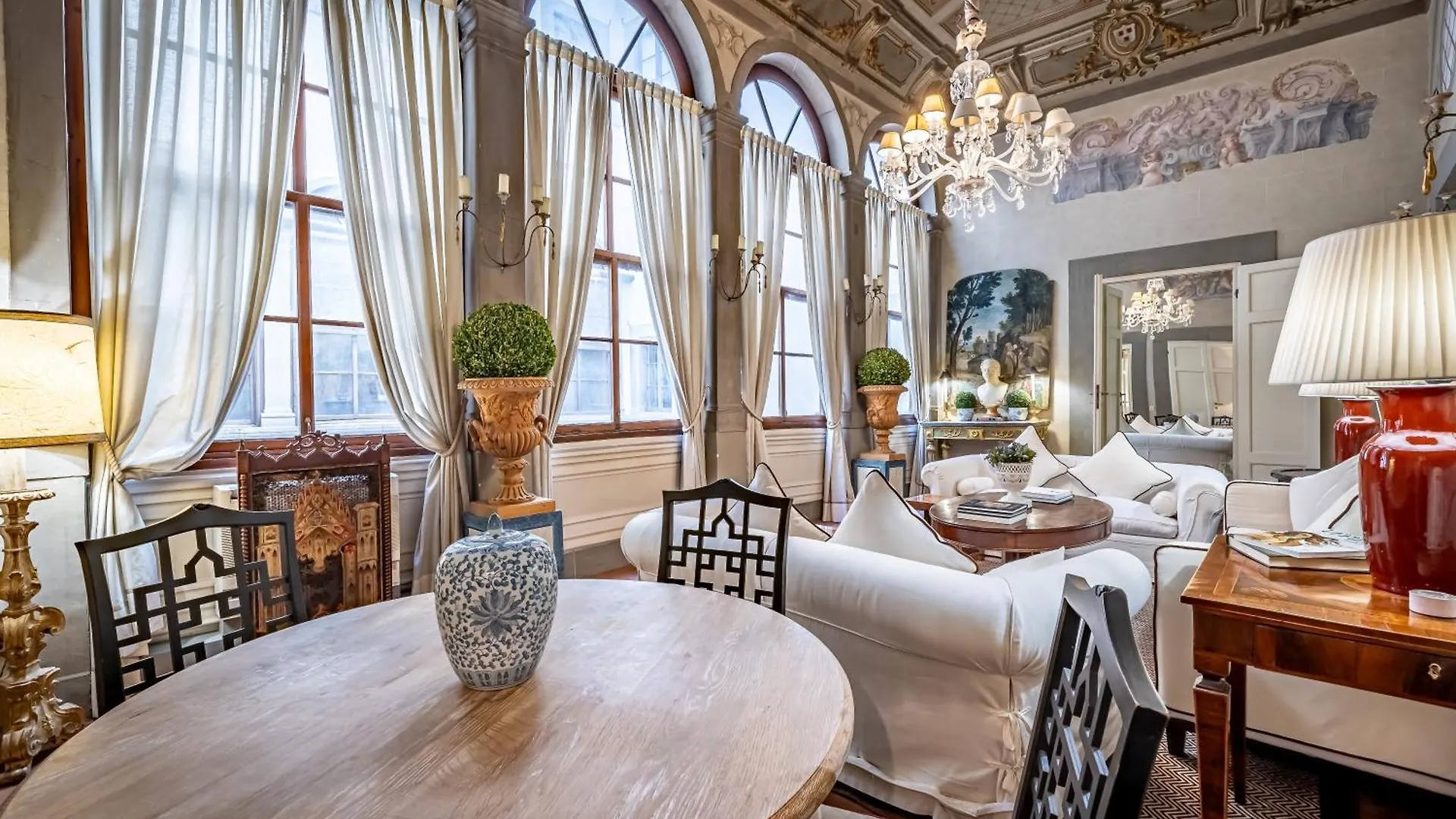 Yid Bargello Luxury Suite의 연락처